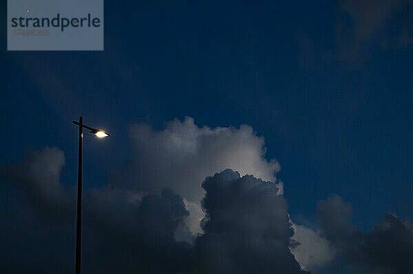 Abendhimmel mit Wolkenstimmung und Straßenlaterne  Ribeira Grande  Insel Sao Miguel  Azoren  Portugal  Europa