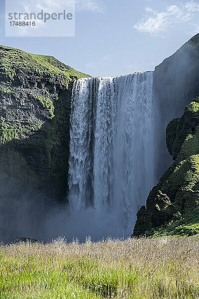 Wasserfall Skógafoss im Sommer bei schönem Wetter  Skogar  Sudurland  Südisland  Island  Europa