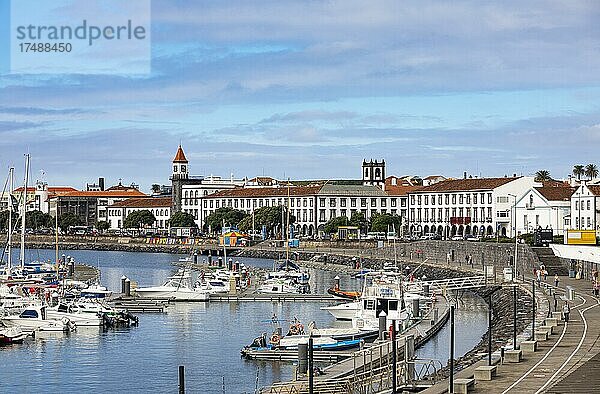 Blick über den Jachthafen und der Promenade von Ponta Delgada  Insel Sao Miguel  Azoren  Portugal  Europa