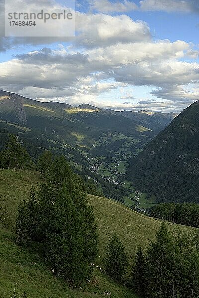 Großglockner Hochalpenstraße  Blick Richtung Heiligenblut  Nationalpark Hohe Tauern  Kärnten  Österreich  Europa