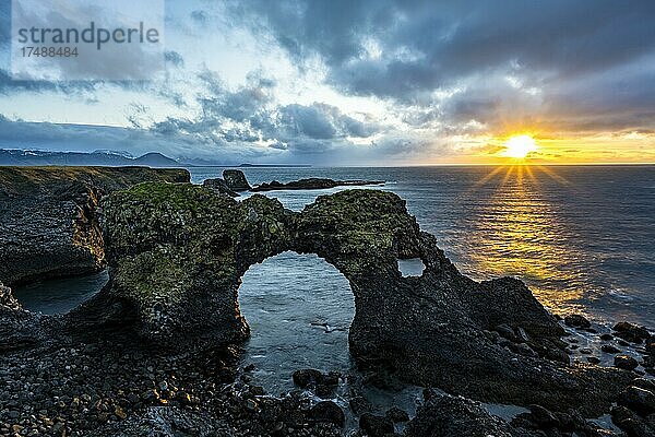 Gatklettur bei Sonnenaufgang  Felsbogen im Meer  Arnarstapi  Halbinsel Snäfellsnes  Westisland  Island  Europa