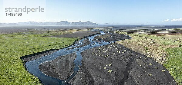 Luftaufnahme  Fluss und grüne Landschaft  hinten Berge  Suðurland  Island  Europa