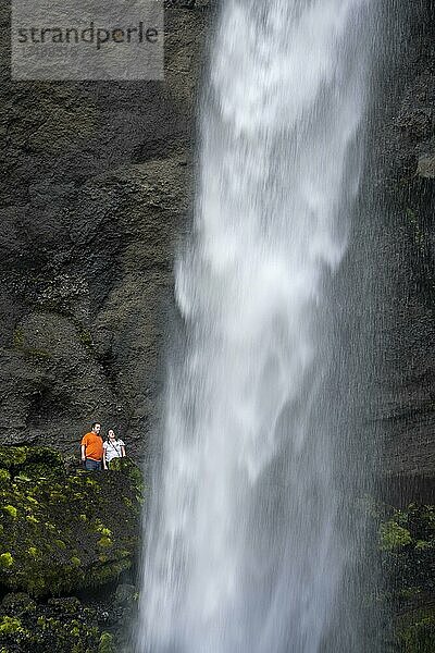 Wasserfall Kvernufoss  Touristen neben Wasserfall in einer Schlucht  Skogar  Sudurland  Südisland  Island  Europa