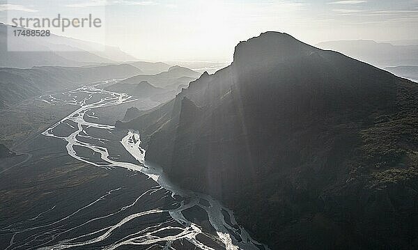 Luftaufnahme  Panorama  Berge und Gletscherfluss in einem Bergtal  wilde Natur  Isländisches Hochland  Þórsmörk  Suðurland  Island  Europa