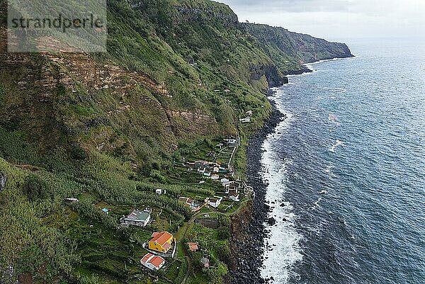 Ausblick auf die Steilküste und Siedlung Rocha da Relva  Insel Sao Miguel  Azoren  Portugal  Europa