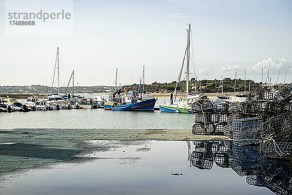 Fischerhafen mit Yachten und Tintenfischreusen in Alvor  Algarve  Portugal  Europa