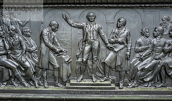 Bronzefiguren am Sockel des Denkmal von Friedrich dem Großen Unter den Linden  Berlin  Deutschland  Europa