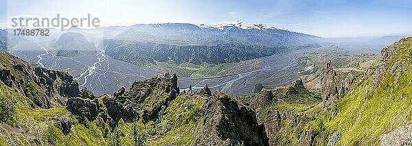 Panorama  Berge und Gletscherfluss in einem Bergtal  wilde Natur  hinten Gletscher Eyjafjallajökull  Isländisches Hochland  Þórsmörk  Suðurland  Island  Europa