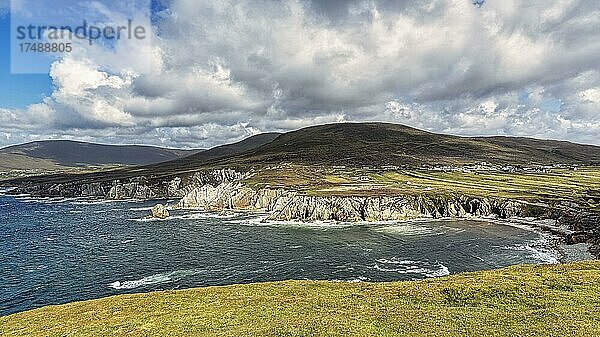 Blick auf Bucht mit Klippen  Ashleam Bay  Panoramastraße Atlantic Drive  südliches Achill Island  Acaill  Mayo  Wild Atlantic Way  Irland  Europa