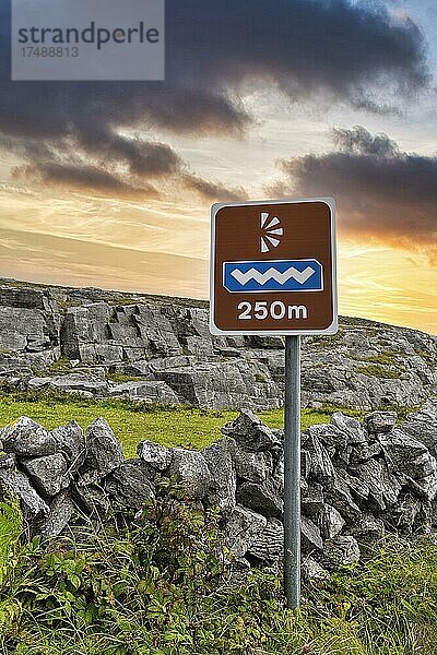 Wellenförmiges Logo auf einem Schild markiert Aussichtspunkt in Karstlandschaft  irische Küstenstraße Wild Atlantic Way  WAW  Murrooghtoohy  Burren  County Clare  Irland  Europa