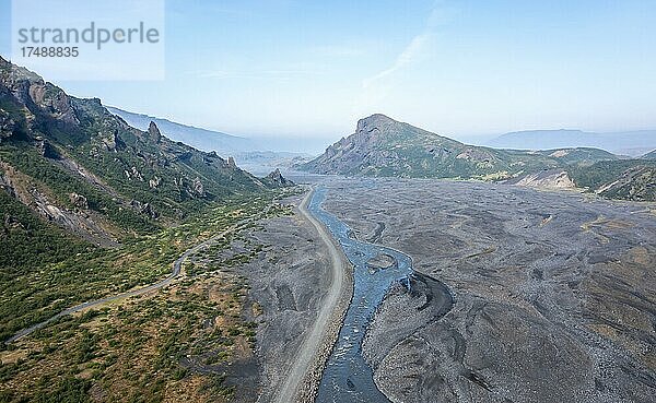 Luftaufnahme  Panorama  Berge und Gletscherfluss in einem Bergtal  Valahnjúkur  wilde Natur  Isländisches Hochland  Þórsmörk  Suðurland  Island  Europa