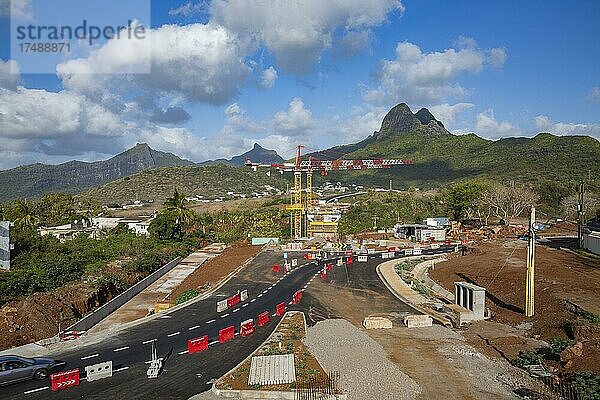 Straßen- und Brückenbau mit Kran in der Stadt Beau Bassin  im Westen der tropischen Insel Mauritius  Ostafrika