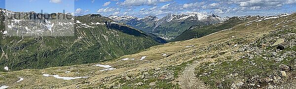 Bündner Alpen mit Blick nach Davos  Gebiet Pischa  Graubünden  Schweiz  Europa