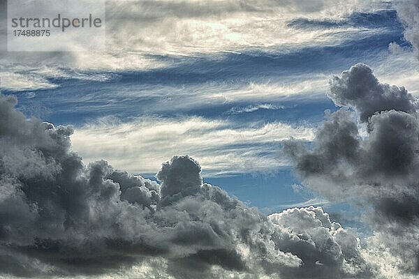 Dramatischer Wolkenhimmel  Clifden  Galway  Connemara  Irland  Europa