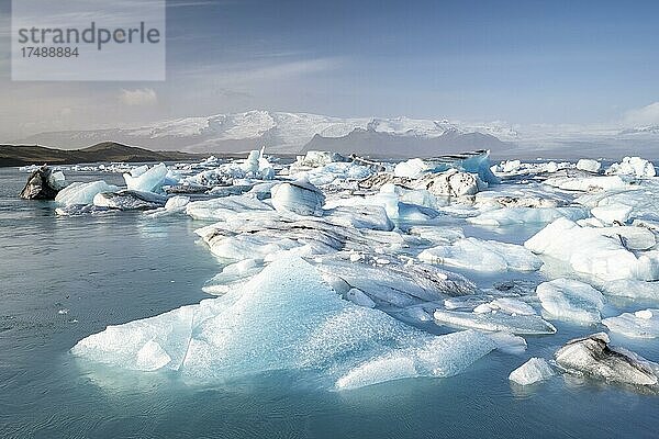 Gletschlagune Jökulsarlon  Eisberge mit Gletscher  Vatnajökull-Nationalpark  Hornafjörður  Südisland  Island  Europa