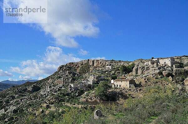 Panoramablick auf verlassenes Dorf an Berghang  Lost Place  verlassenes Dorf  Marchalicos Viñicas  Almeria  Andalusien  Spanien  Europa