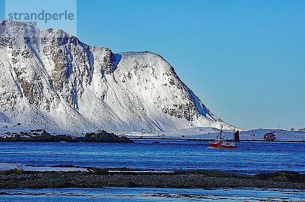 Fischerboot  winterliche Landschaft  letzte Abendsonne  Ramberg  Flakstadoya  Nordland  Lofoten  Norwegen  Europa
