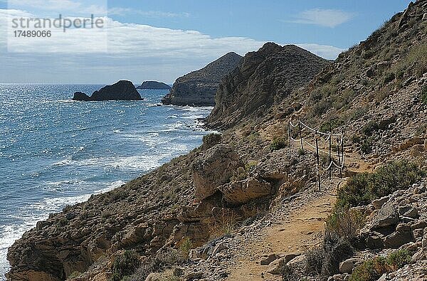 Küsten-Wanderweg von San Juan de los Terreros nach Aguilas  Wanderweg an Felsküste mit Absperrung  Küstentrail  San Juan de los Terreros  Andalusien  Spanien  Europa