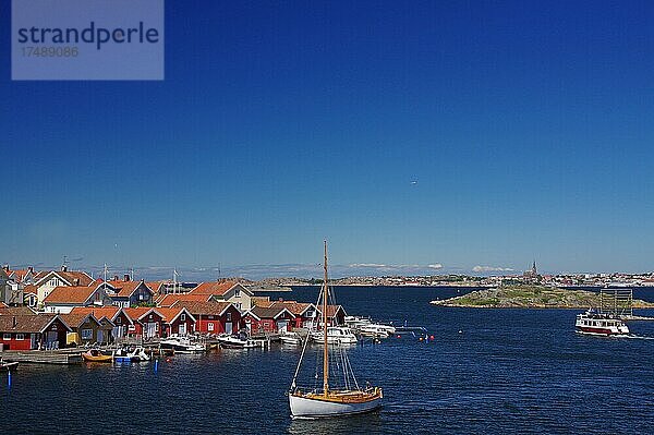 Segelboot  Hafen  Holzhäuser  Fiskebäckskil  Västra Götalands  Schweden  Europa