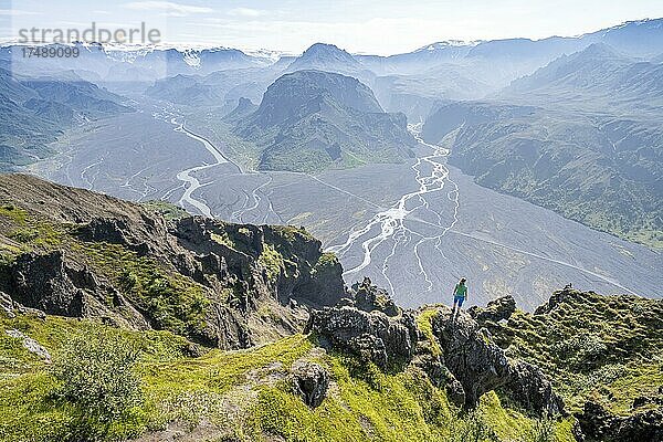 Wanderin genießt ausblick  Panorama  Berge und Gletscherfluss in einem Bergtal  wilde Natur  hinten Gletscher Mýrdalsjökull  Isländisches Hochland  Þórsmörk  Suðurland  Island  Europa