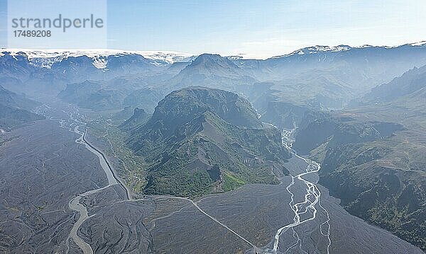 Luftaufnahme  Panorama  Berge und Gletscherfluss in einem Bergtal  wilde Natur  Isländisches Hochland  Þórsmörk  Suðurland  Island  Europa