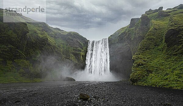 Wasserfall Skógafoss bei dramatischer Stimmung  Südisland  Island  Europa