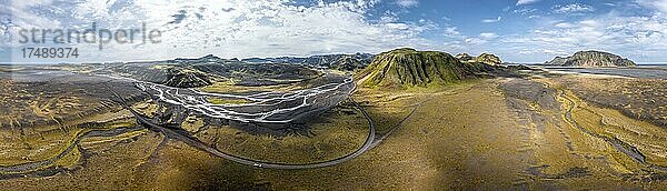 Bergpanorama  Vulkanlandschaft und Fluss  Gletscherfluss von oben  Luftaufnahme  Flussarme mäandern  wilde Natur  Isländisches Hochland  Þakgil  Suðurland  Island  Europa