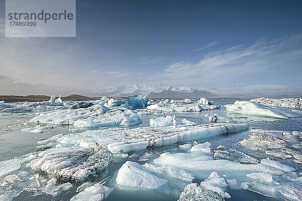 Gletschlagune Jökulsarlon  Eisberge mit Gletscher  Vatnajökull-Nationalpark  Hornafjörður  Südisland  Island  Europa