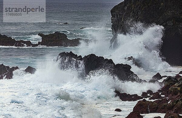 Stürmischen Meer mit hohe Wellen an der Felsküste bei Ribeira Grande  Insel Sao Miguel  Azoren  Portugal  Europa