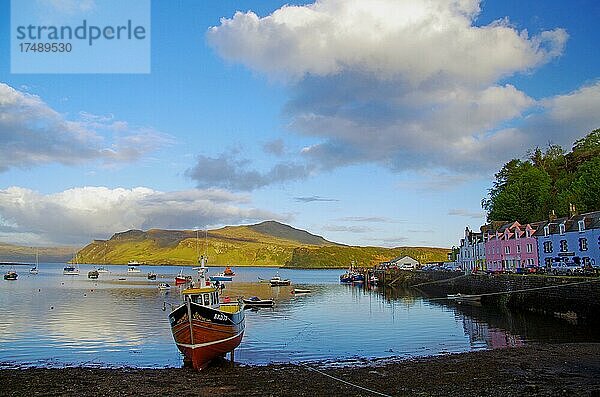 Boot und Häuserfront am Hafen  Portree  Hebriden  Isle of Skye  Schottland  Großbritannien  Europa