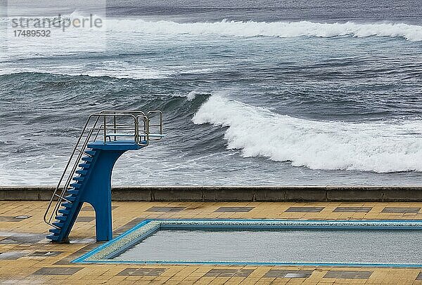 Schwimmbecken mit Sprungturm an der Atlantikküste  Ribeira Grande  Insel Sao Miguel  Azoren  Portugal  Europa