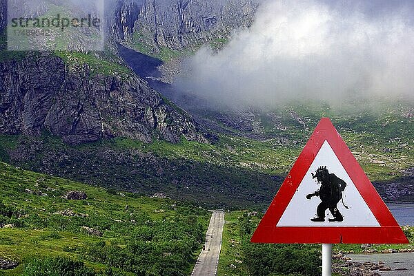 AChtung Trolle  Verkehrsschild  nordische Landschaft mit Straße  Trollstigen Skandinavien  Norwegen  Europa