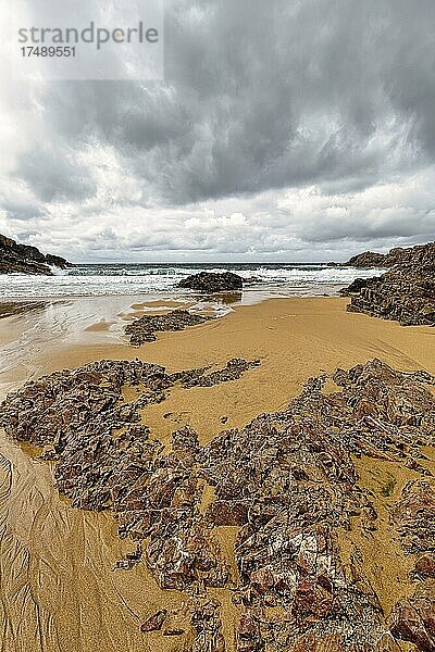 Felsen am Sandstrand  Boyeeghter Strand  Murder Hole Beach  dramatischer Wolkenhimmel  Downings  Sheephaven Bay  Halbinsel Rosguill  Donegal  Irland  Europa