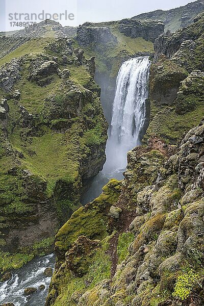 Wasserfall in einer Schlucht  Landschaft am Fimmvörðuháls Wanderweg  Südisland  Island  Europa