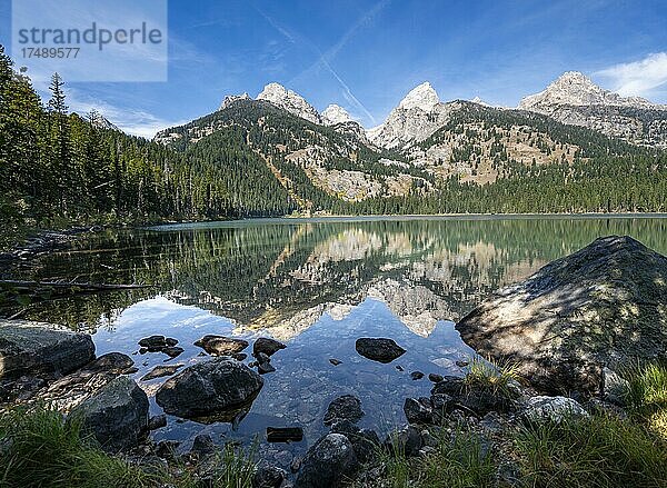 Spiegelung im Taggart Lake  Blick auf den Teton Range Gebirgszug  Gipfel Grand Teton und Teewinot Mountain  Herbst  Grand Teton National Park  Wyoming  USA  Nordamerika