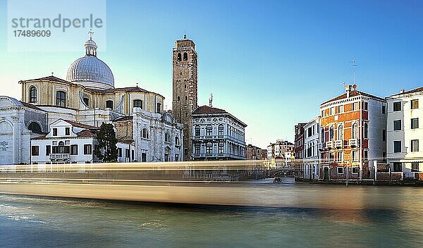 Langzeitbelichtung von Wahrzeichen und Sehenswürdigkeiten in der Lagunenstadt  Venedig  Italien  Europa