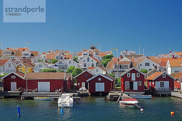 Hafen mit Holzhäusern  Windmühle  Fiskebäckskil  Västra Götalands  Schweden  Europa