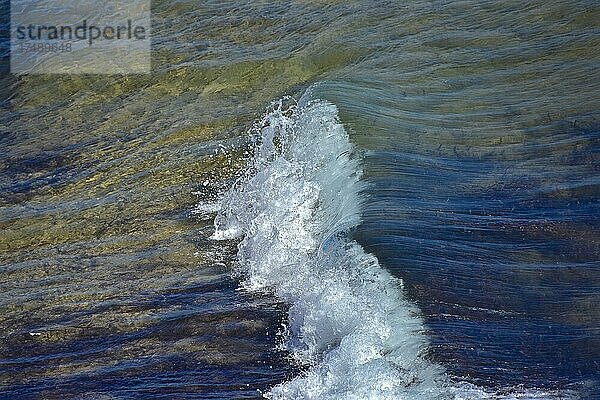 Schäumende Welle  glasklares Wasser