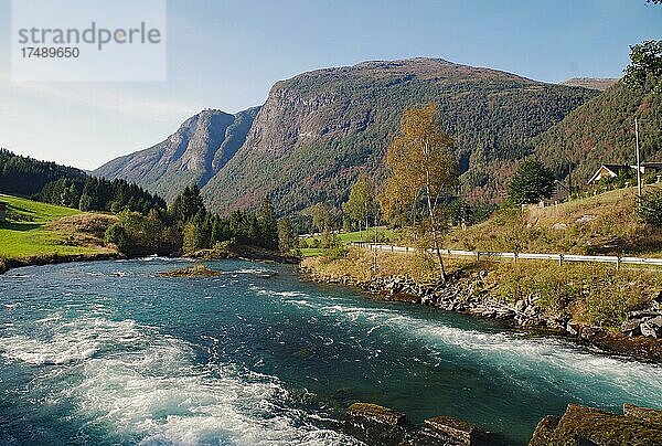 Fluss und Hohe Berge  schmale Straße  Lovatnet  Loen  Westnorwegen  Norwegen  Europa