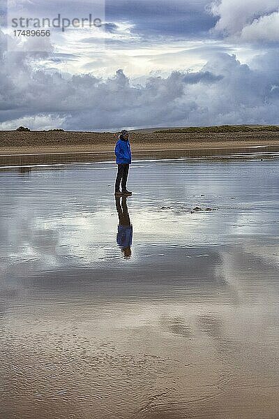 Mann steht abends am Strand  schaut auf das Meer  Keel Strand  Acaill  Achill Island  Mayo  Wild Atlantic Way  Irland  Europa