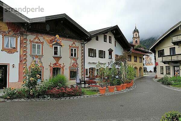 Lüftlmalerei  Häuserreihe  historische Häuser  Straße  Im Gries  Mittenwald  Oberbayern  Bayern  Deutschland  Europa
