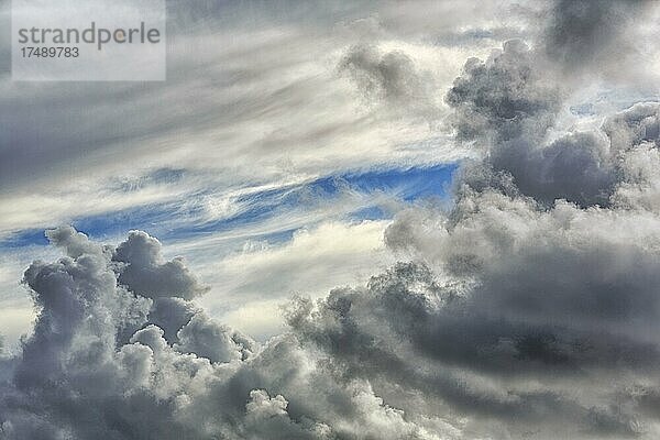 Dramatischer Wolkenhimmel  Clifden  Galway  Connemara  Irland  Europa