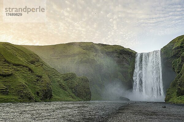 Abendstimmung  Wasser stürzt Klippe hinunter  Wasserfall Skógafoss  Südisland  Island  Europa