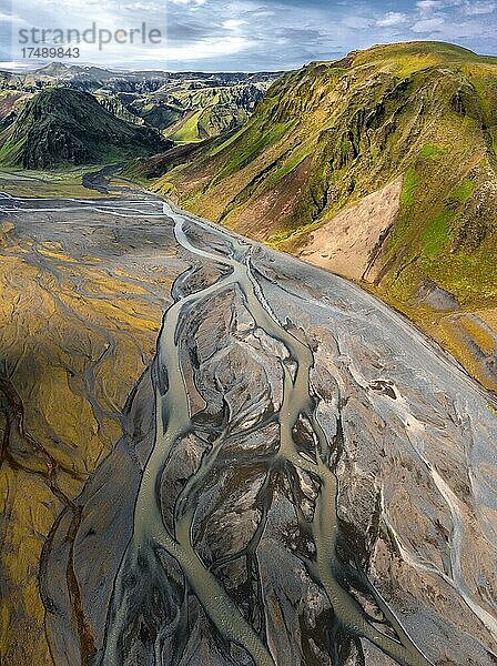 Bergpanorama  Vulkanlandschaft und Fluss  Gletscherfluss von oben  Luftaufnahme  Flussarme mäandern  wilde Natur  Isländisches Hochland  Þakgil  Suðurland  Island  Europa