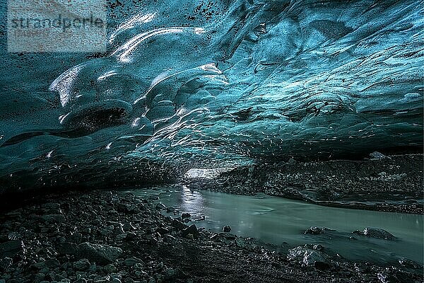 Eishöhle im Gletscher Vatnajökull  Gletscherhöhle  Vatnajökull-Nationalpark  Südisland  Island  Europa