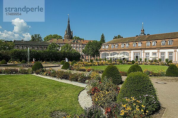 Lustgarten mit Schloss und Orangerie  Erbach  Odenwald  Hessen  Deutschland  Europa