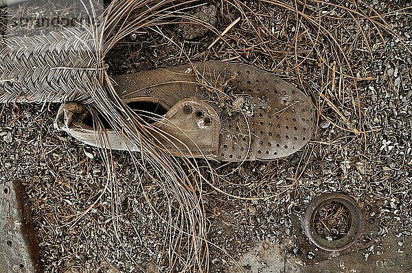Wildlederschuh für Herren am Boden mit Seil aus Espartogras  von oben  Aufsicht  Andalusien  Spanien  Europa