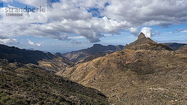 Ausblick vom Mirador de Degollada Becerra zum Roque Bentayga  Gran Canaria  Kanarische Inseln  Spanien  Europa