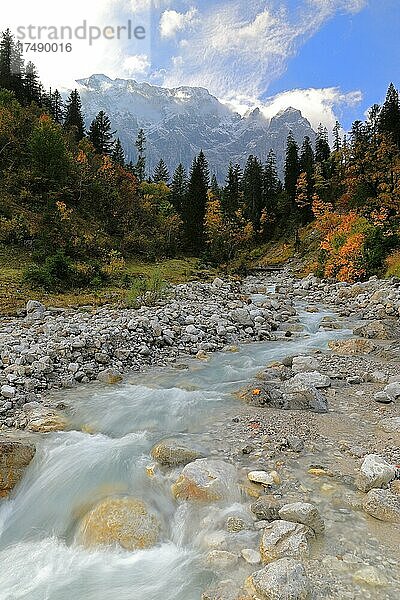 Eng-Grund-Bach  Bergbach  Brücke  Wald  Bergmassiv  Großer Ahornboden  Karwendel  Österreich  Europa