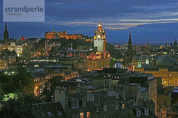 Balomoral Hotel und Teile der Altstadt von Edinburgh  blaue Stunde  Schottland  Großbritannien  Europa